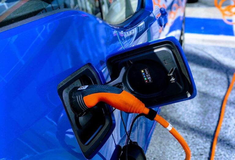 هيئة تنظيم الكهرباء في سلطنة عمان تتحضر لثورة السيارات الكهربائية