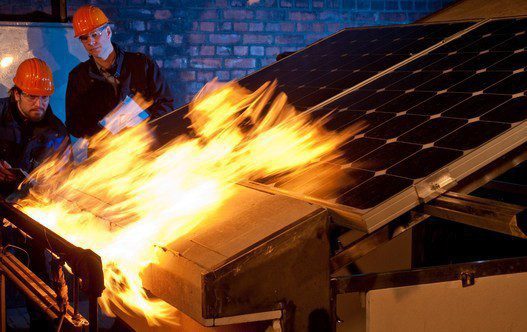 الواح الطاقة الشمسية تحت اختبار الحريق