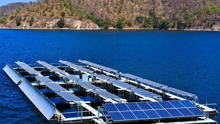 ديوا تطرح مناقصة خدمات استشارية لتطوير محطات طاقة شمسية عائمة في الخليج العربي