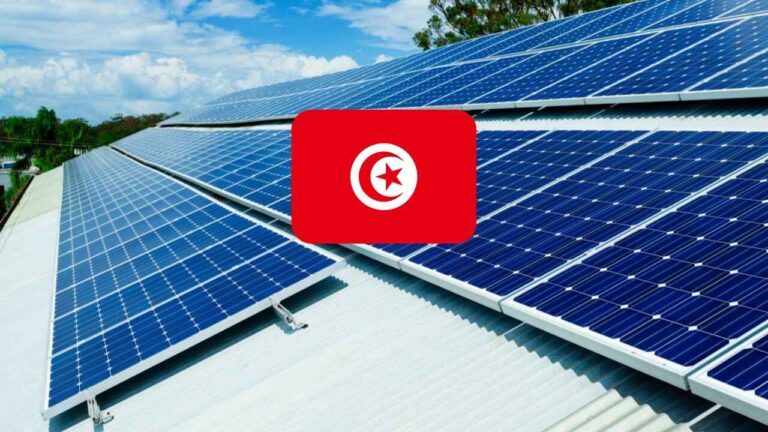 علم تونس إلى جانب ألواح الطاقة الشمسية
