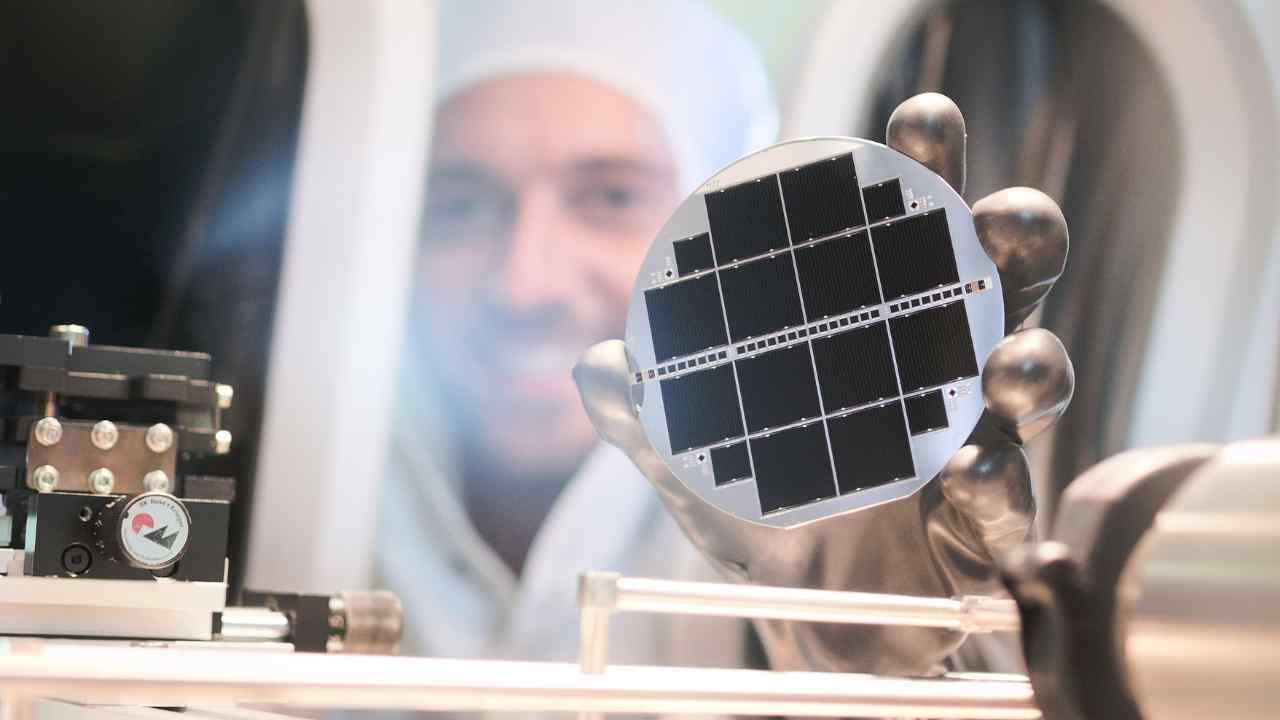  معهد فراونهوفر الألماني للطاقة الشمسية ينجح بتصنيع خلايا كهروضوئية ثلاثية الوصل بكفاءة 34.1٪