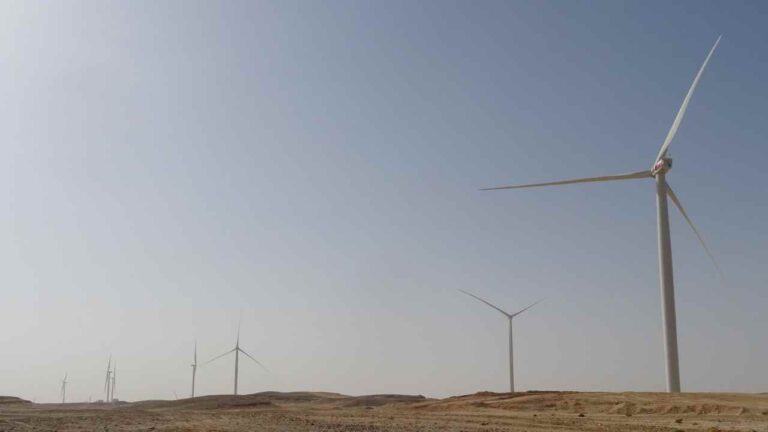 أعلنت شركتي مصدر الإماراتية Masdar و جينيرال إليكتريك الأمريكية GE عن ربط أول عنفة رياح بالشبكة الكهربائية في محطة ظفار لطاقة الرياح في سلطنة عمان