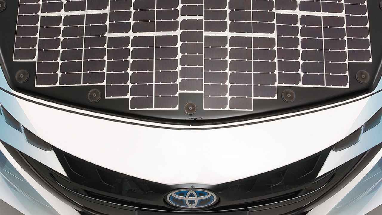  تويوتا تبدأ بتجريب سيارة كهربائية ذاتية الشحن مزودة بألواح شمسية كهروضوئية