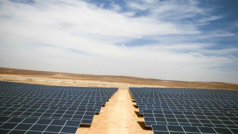 محطة الأزرق للطاقة الشمسية في الأردن