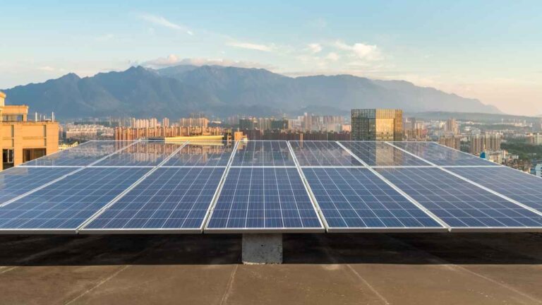 ربط 1354 نظاماً شمسياً كهروضوئياً على أسطح المباني في دبي ضمن مبادرة شمس دبي