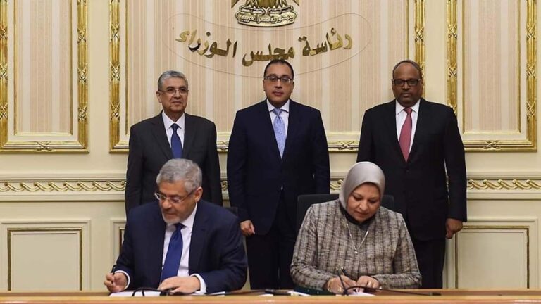 إتفاقية لتطوير مشروع طاقة شمسية و مشروع طاقة رياح بقدرة إجمالية 700 ميجاواط في مصر