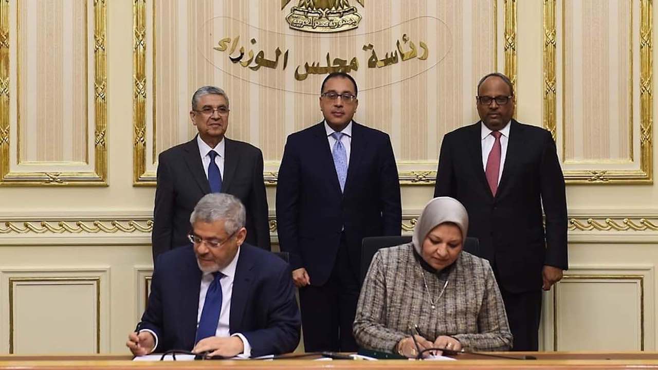  مصر: آميا باوار توقع إتفاقية لتطوير مشروع طاقة شمسية و مشروع طاقة رياح بقدرة إجمالية 700 ميجاواط