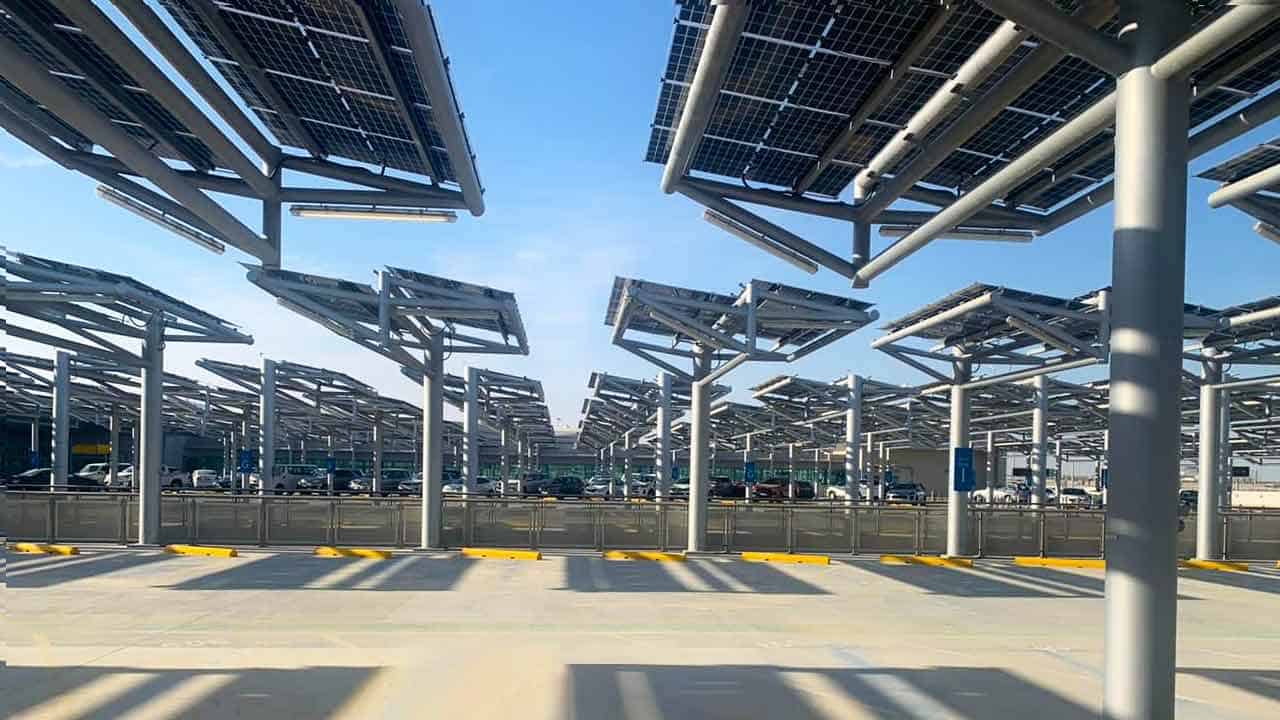  الإمارات العربية المتحدة: أكبر موقف سيارات مزود بالطاقة الشمسية