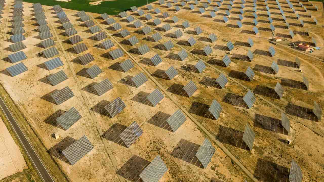  مصر: خمسة مؤسسات عالمية تقوم بتمويل أكبر محطة طاقة شمسية في كوم أمبو مصر بقيمة اجمالة ١١٤ مليون دولار