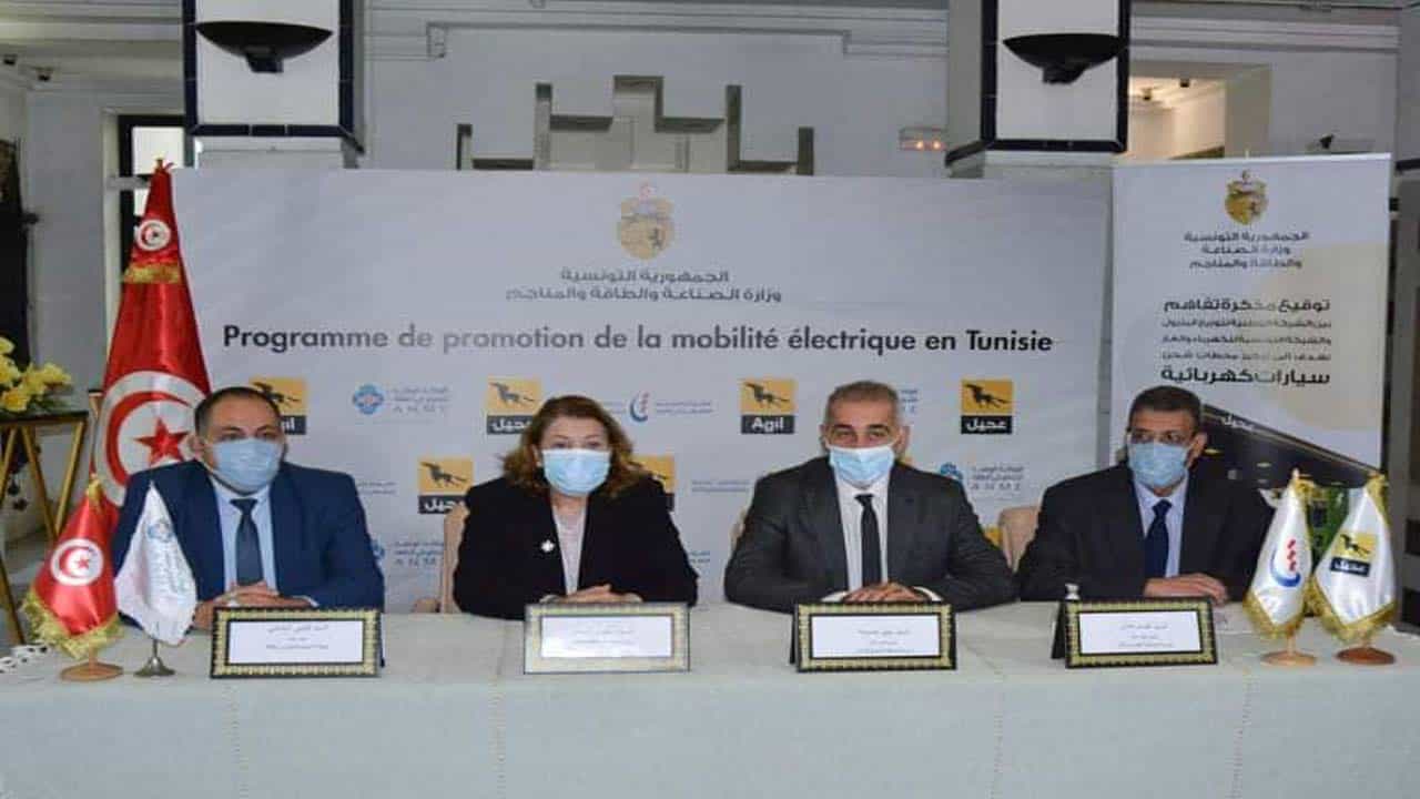  تونس: توقيع مذكرة تفاهم بين الشركة الوطنية لتوزيع البترول والشركة التونسية للكهرباء والغاز لتركيز محطات شحن السيارات الكهربائية