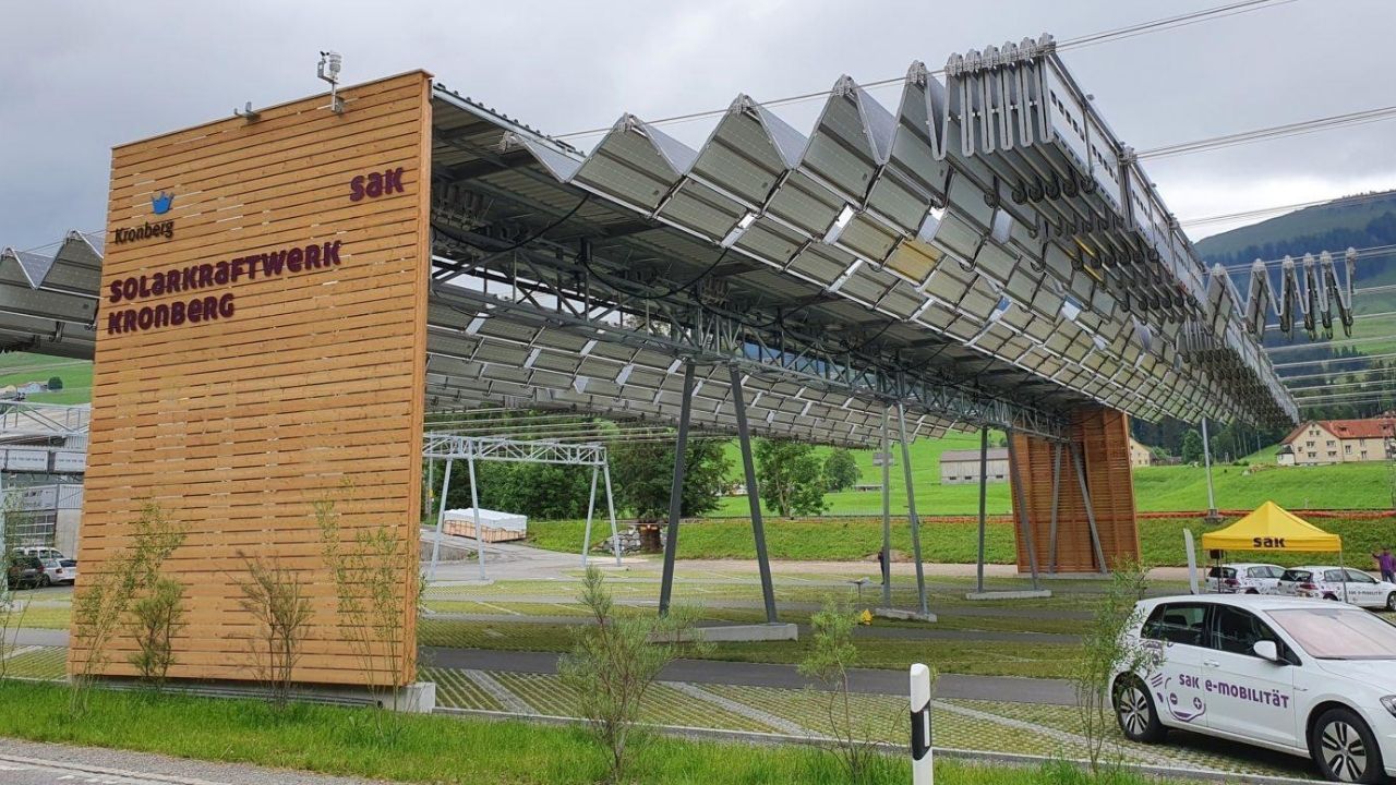  سويسرا: أول سقف شمسي قابل للطي في موقف سيارات