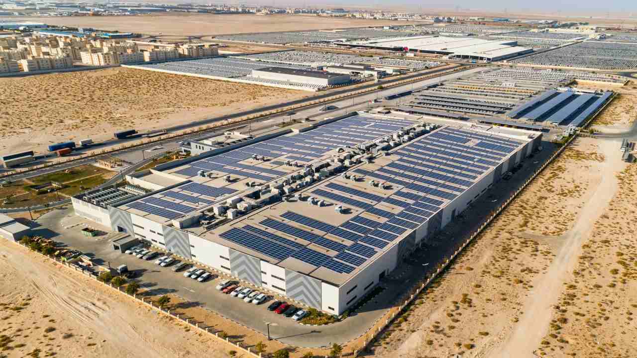  الإمارات: الانتهاء من تشغيل أحد أكبر محطات الطاقة الشمسية المركبة على مرآب لشركة النابوده للسيارات