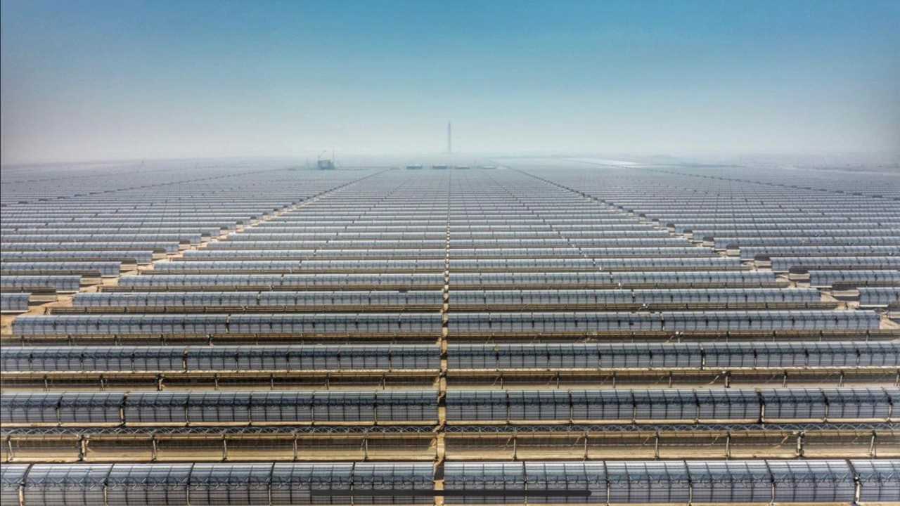  الإمارات: الإنتهاء من بناء الأساسات الإسمنتية وتثبيت المرايا الجامعة للطاقة الشمسية في المرحلة الرابعة من مجمع محمد بن راشد آل مكتوم