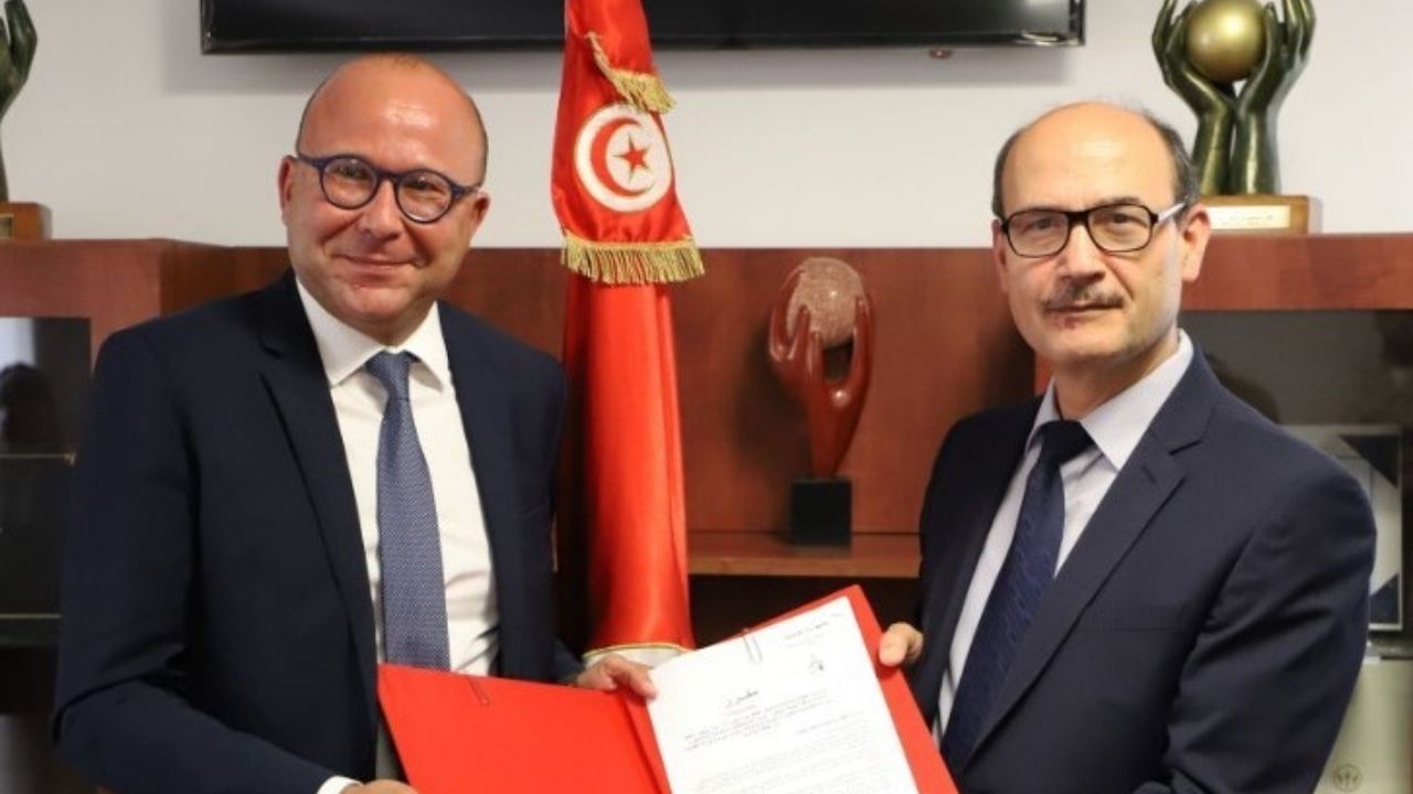  تونس: الائتلاف المكون من أكو إينرجي ومجموعة هادي بوشماوي وشركة النور للطاقة يوقع مع الستاغ اتفاقية شراء طاقة