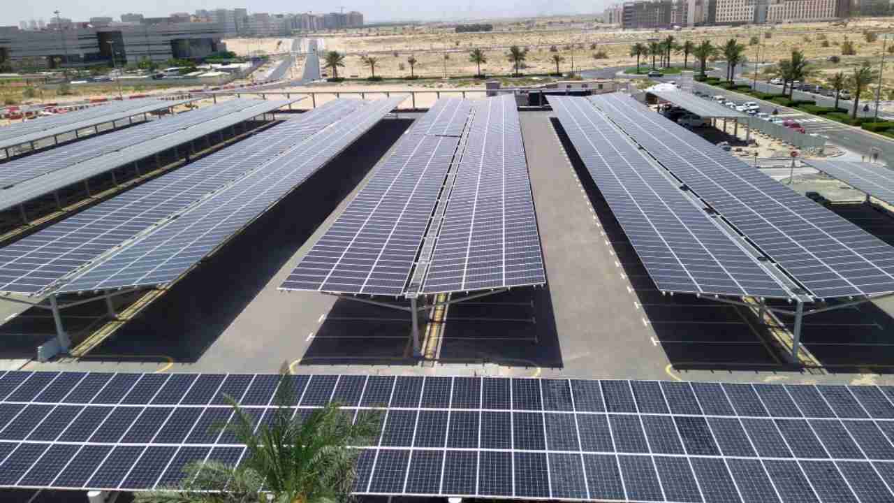  الإمارات: استكمال العمل على مشروعين للطاقة الشمسية في مواقف السيارات