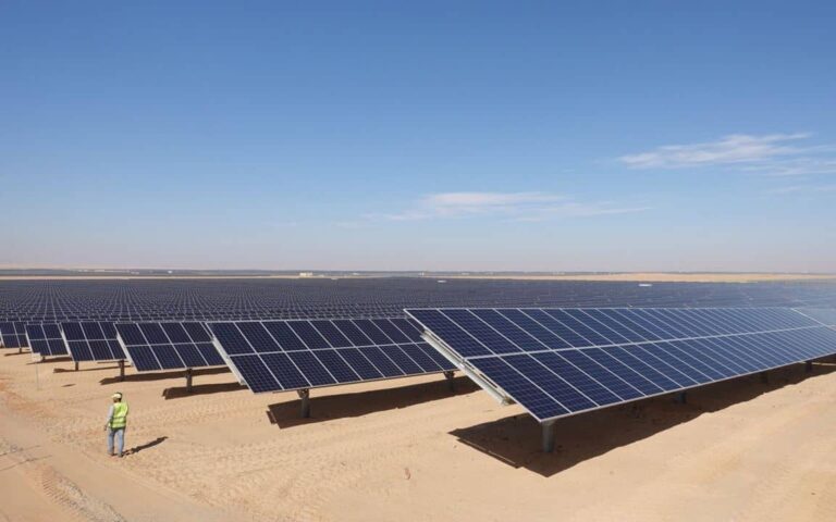 الألواح الشمسية الصينية في مجمع بنبان في مصر