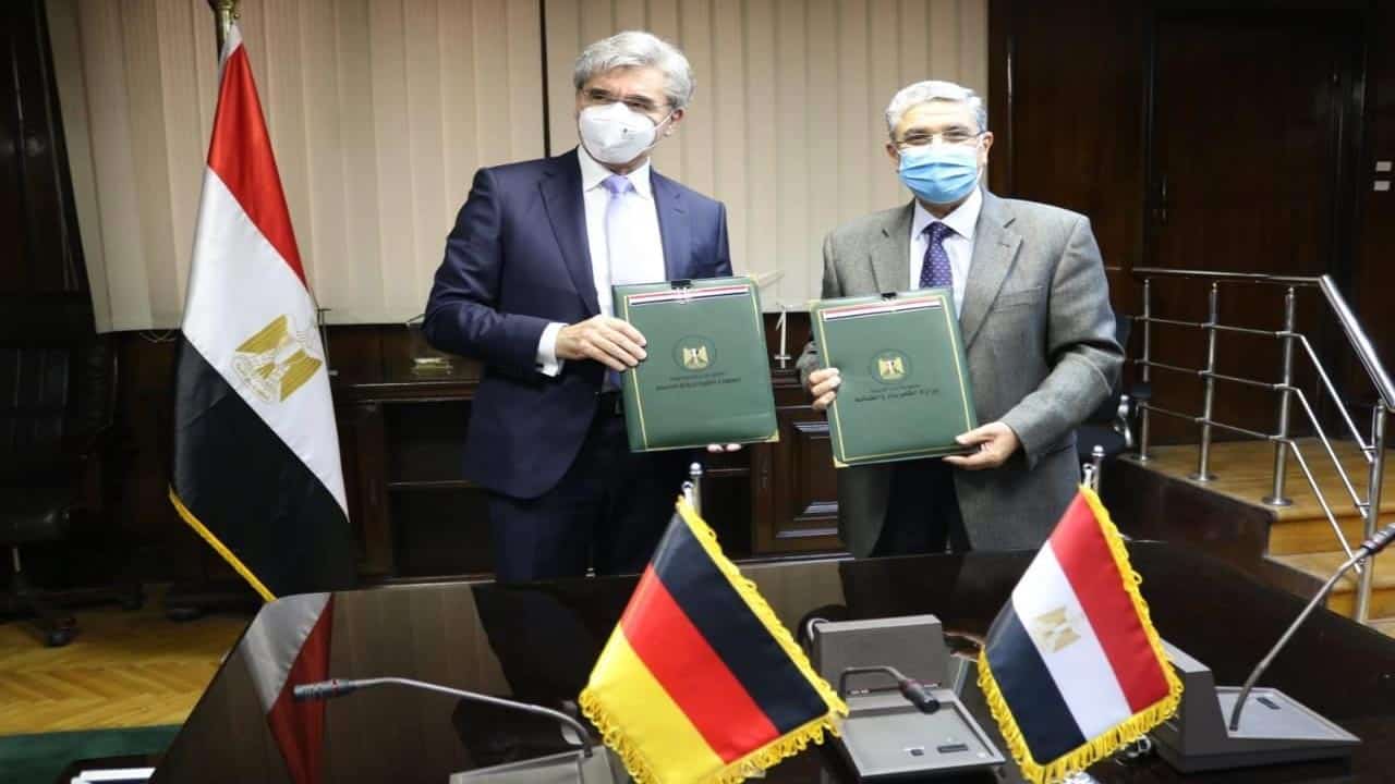  مصر: توقيع اتفاق نوايا بين وزارة الكهرباء وشركة سيمنز من أجل تنفيذ مشروع تجريبي لإنتاج الهيدروجين الأخضر