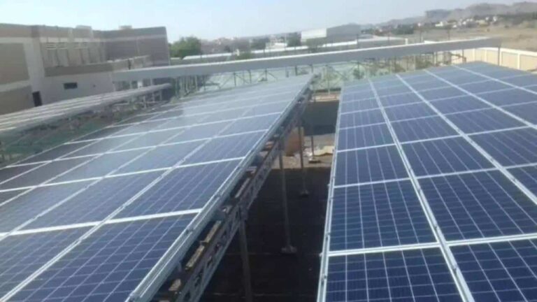 الانتهاء من تنفيذ وتسليم مشروع محطة طاقة شمسية كهروضوئية لمدرستين في محافظة الظاهرة