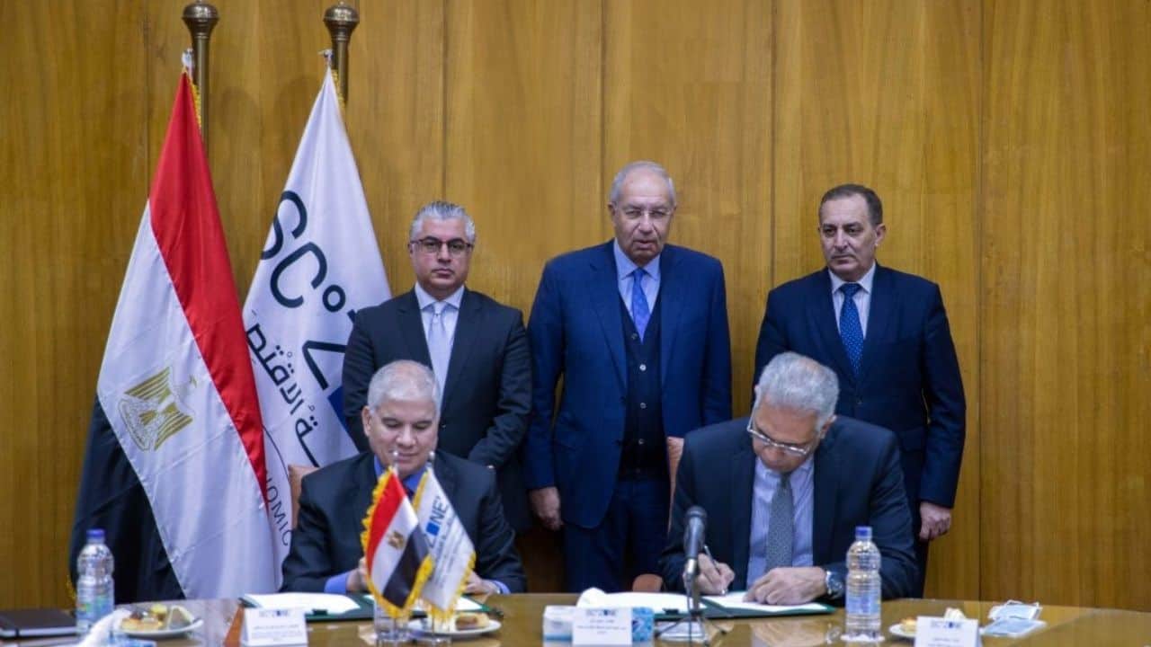  مصر: توقيع عقد إنشاء أكبر مجمع صناعي متكامل لإنتاج الميثانول والأمونيا في المنطقة الصناعية بالعين السخنة في السويس بقيمة 2.6 مليار دولار