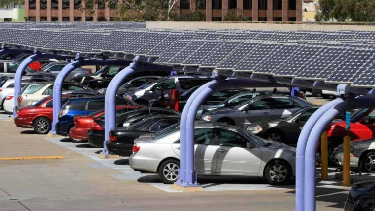 مواقف السيارات تعمل بالطاقة الشمسية
