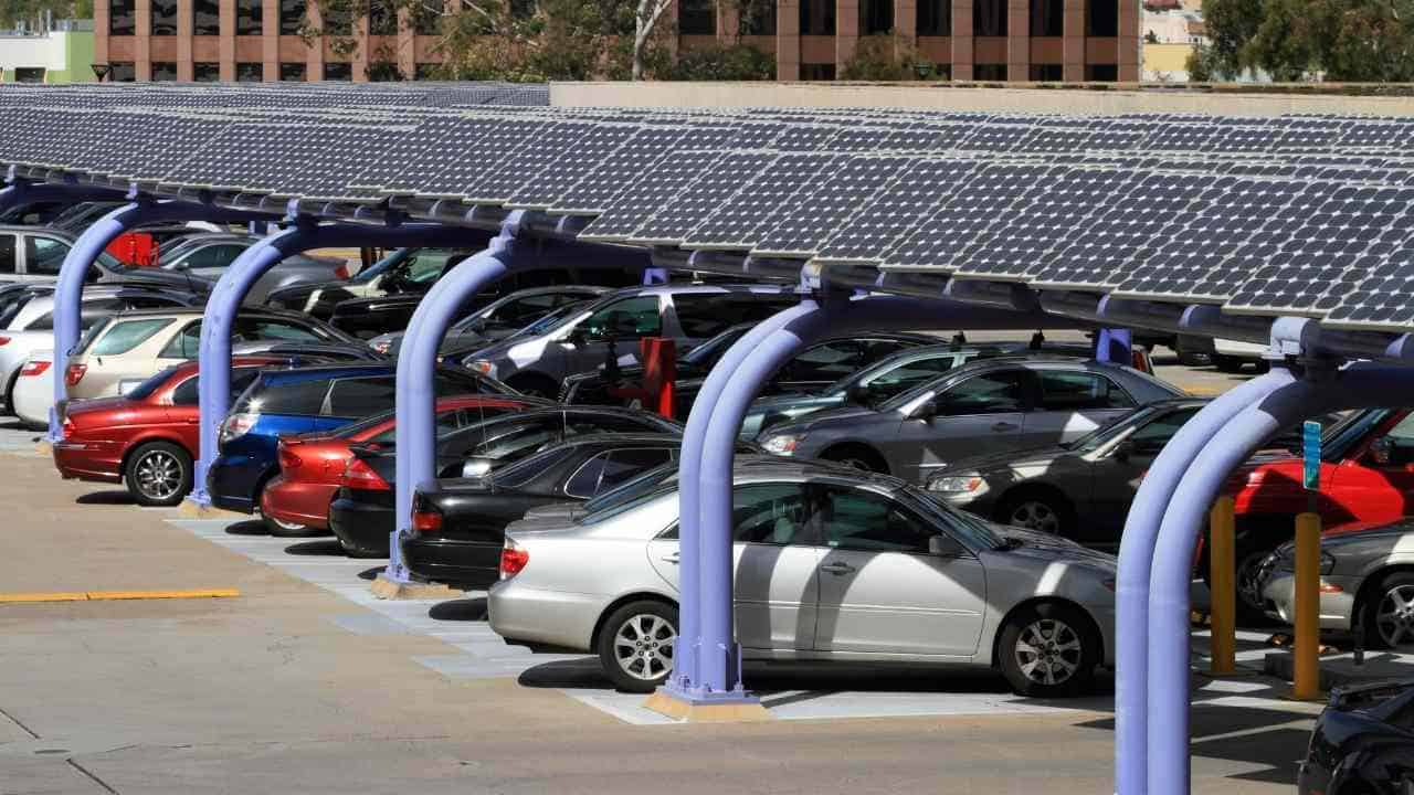  الإمارات: شركة سراج باور تزود مساحات مواقف السيارات في الخيل هايتس بدبي بالطاقة الشمسية