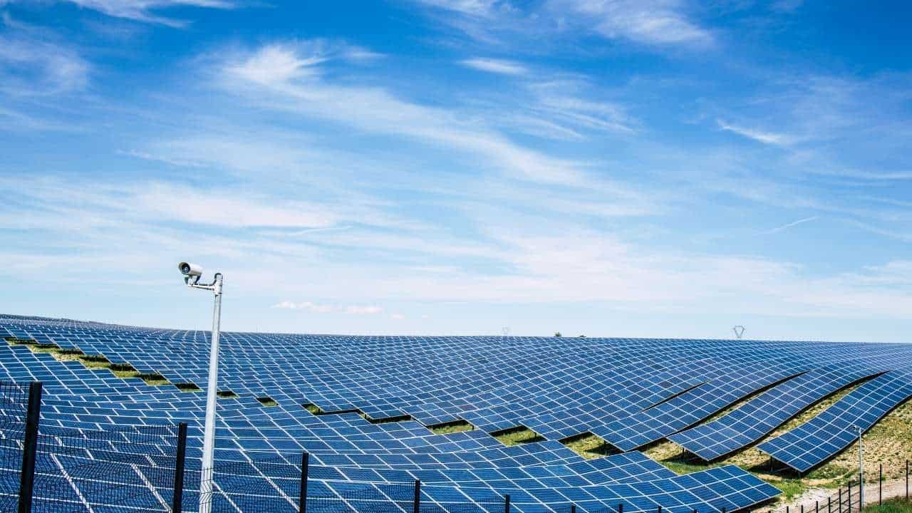  الإمارات: مصدر توقع اتفاقية لتطوير مشاريع طاقة شمسية 1.2 جيجاواط في إندونيسيا وتصدير الكهرباء إلى السوق السنغافورية