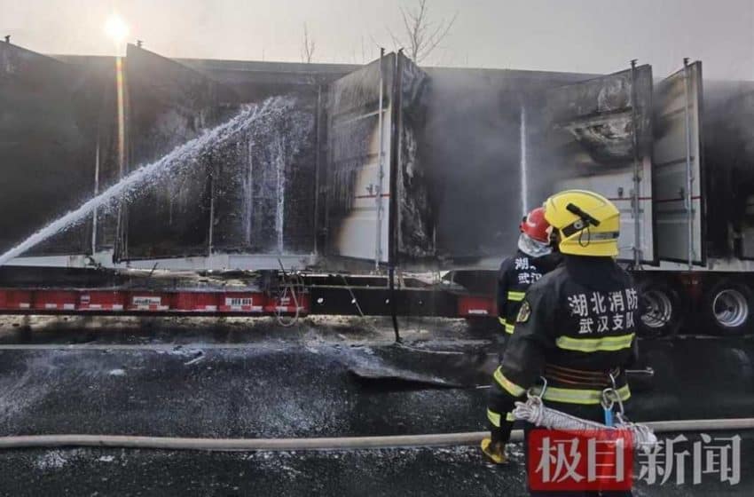  الصين: اشتعال شاحنة محملة ببطاريات الليثيوم فوسفات الحديد «LFP» أثناء نقل نظام التخزين مسبق التجميع