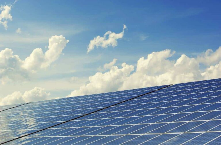 ألواح لتوليد الطاقة الشمسية
