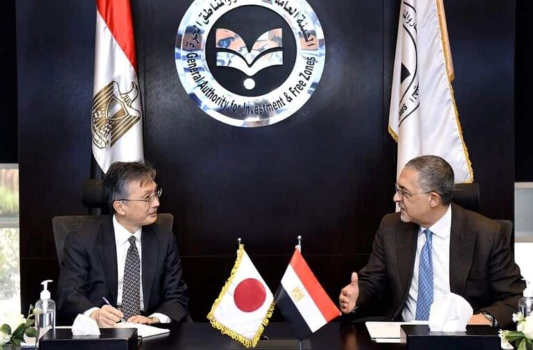 صورة تجمع بين الرئيس التنفيذي للهيئة السيد حسام هيبة مع السفير الياباني يتحدثان عن تعزيز سبل التعاون في مجال صناعة السيارات الكهربائية في مصر