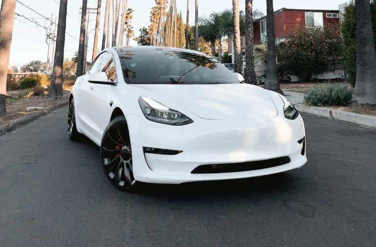 صورة سيارة Tesla من طراز 3