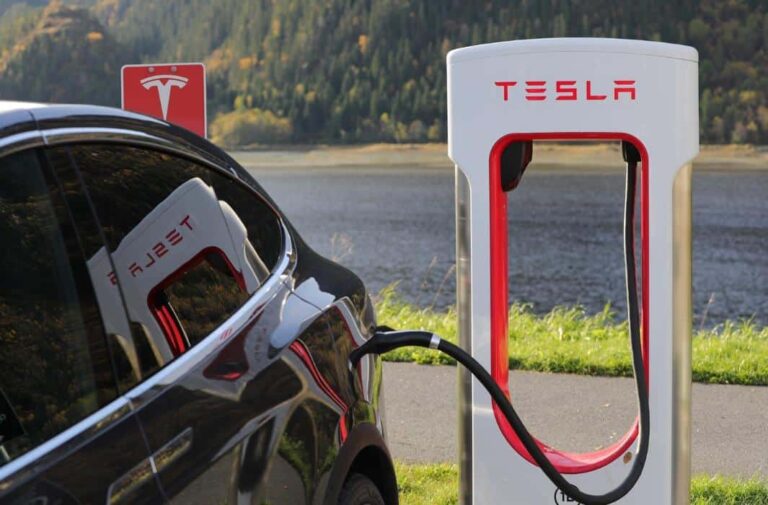 شاحن Tesla السريع للأماكن العامة Supercharger