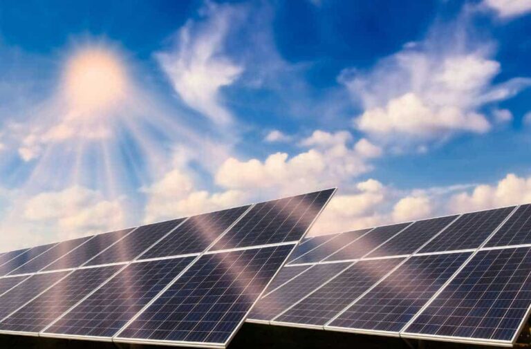 نظام طاقة شمسية لتحويل أشعة الشمس إلى طاقة كهربائية