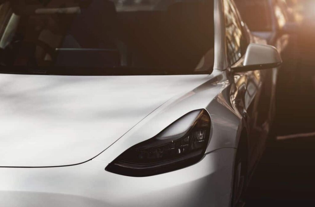 سيارات Tesla تهمين على مبيعات السيارات الكهربائية في العالم