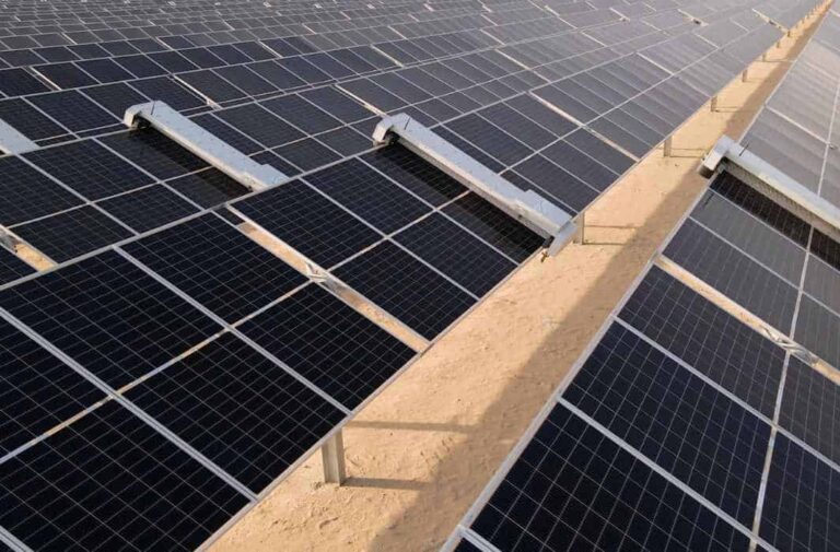 جانب من مشروع مجمع محمد بن راشد آل مكتوم للطاقة الشمسية الذي تم تشغيل المرحلة الخامسة منه