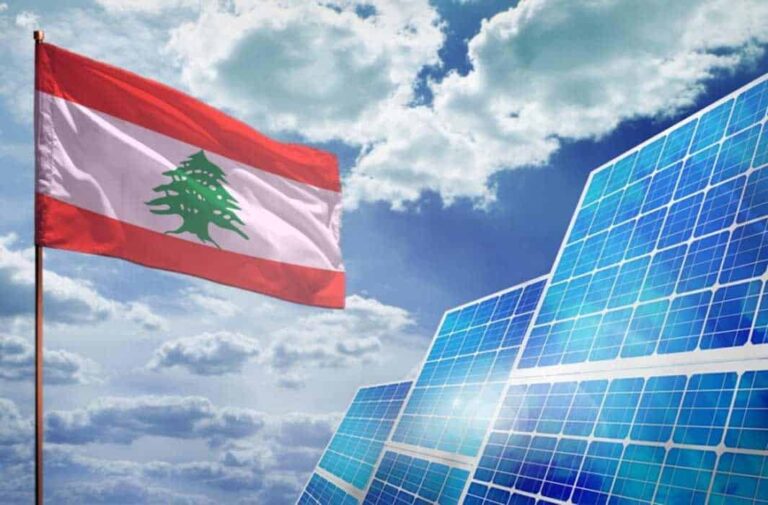 علم لبنان إلى جانب ألواح الطاقة الشمسية