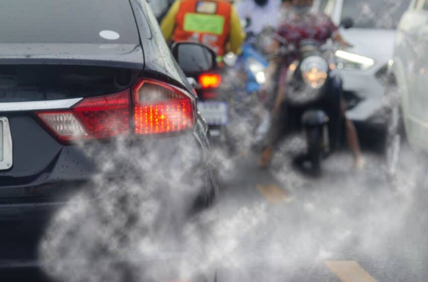 انبعاثات كربونية صادرة عن إحدى سيارات الوقود