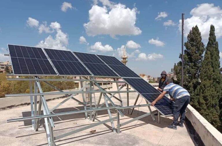 ألواح الطاقة الشمسية الكهروضوئية فوق مدرسة نذير نبعة