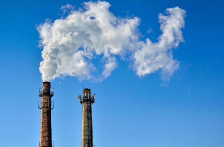 مدخنتا أحد المصانع تصدران انبعاثات الكربون