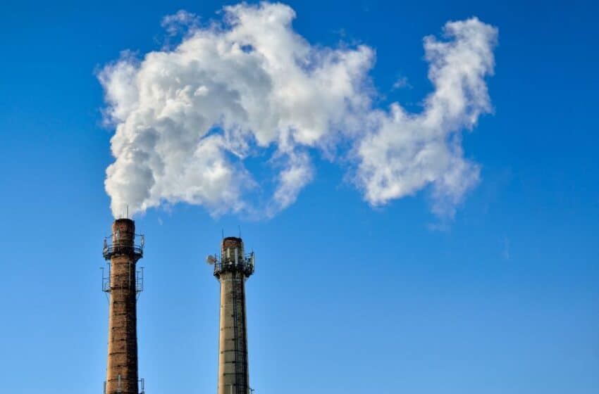 مدخنتا أحد المصانع تصدران انبعاثات الكربون