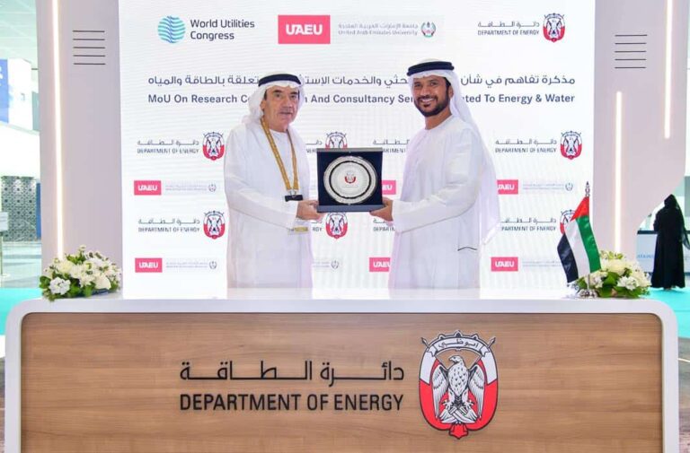 جانب من توقيع الاتفاقية بين دائرة الطاقة في أبوظبي وجامعة الإمارات (وام)