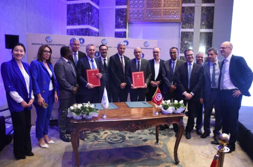 مسؤولون من تونس والبنك الدولي على هامش توقيع الاتفاقية