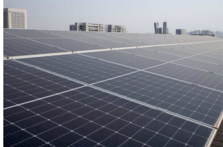ألواح لونجي الشمسية على سطح مبنى إداري في مدينة شيان