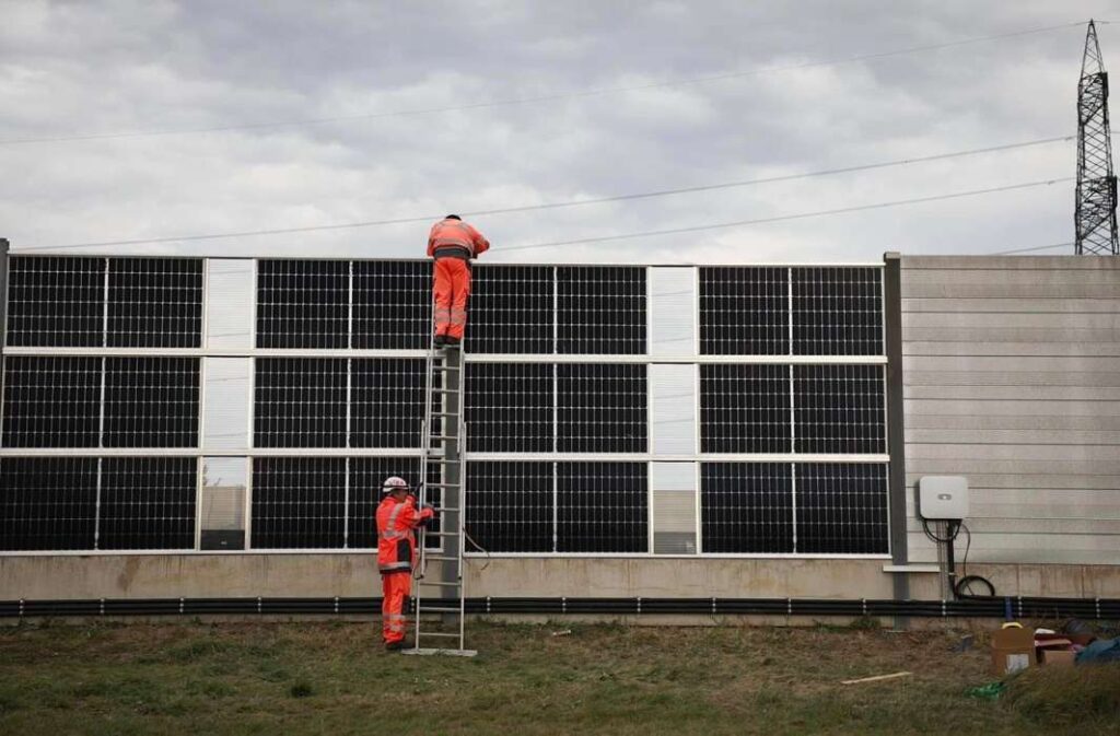 ألواح طاقة شمسية بدلا من حواجز الضوضاء في جنييف 
image source: Derian Agov LinkedIn
