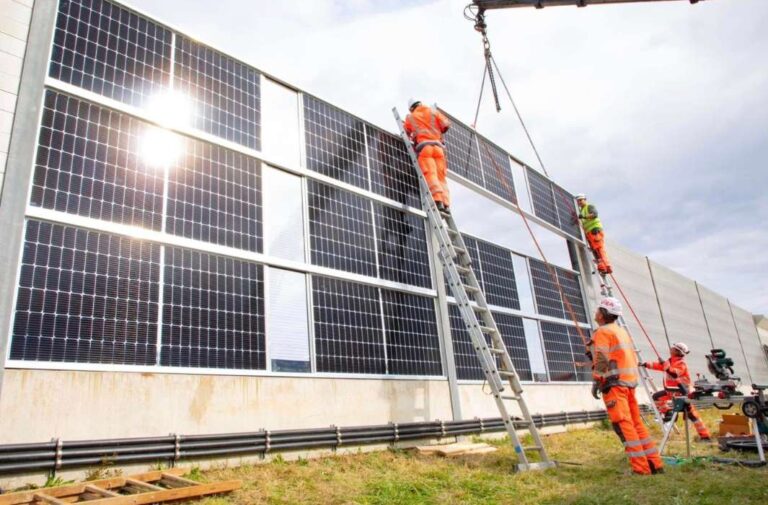 ألواح طاقة شمسية بدلا من حواجز الضوضاء في جنييف image source: Derian Agov LinkedIn