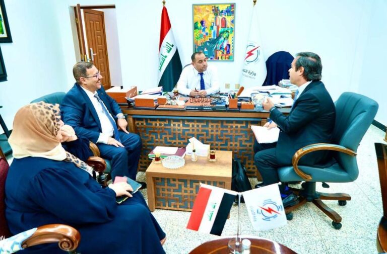 وزير الكهرباء زياد علي فاضل يعقد اجتماعا مع مدير شركة توتال الفرنسية لشؤون الطاقات المتجددة في العراق