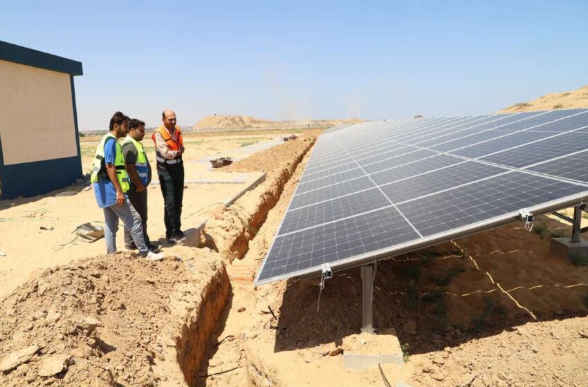 ألواح الطاقة الشمسية في محطة معالجة الصرف الصحي في خان يونس