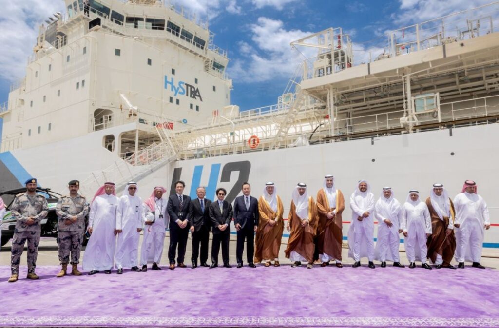 مسؤولون سعوديون يزورون الناقلة البحرية للهيدروجين