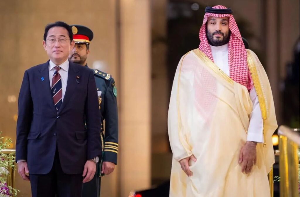 ولي العهد السعودي الأمير محمد بن سلمان خلال لقائه رئيس الوزراء الياباني فومي كيشيدا