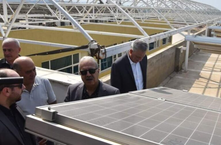 وزير الكهرباء السوري غسان الزامل خلال جولة في محطة للطاقة الشمسية