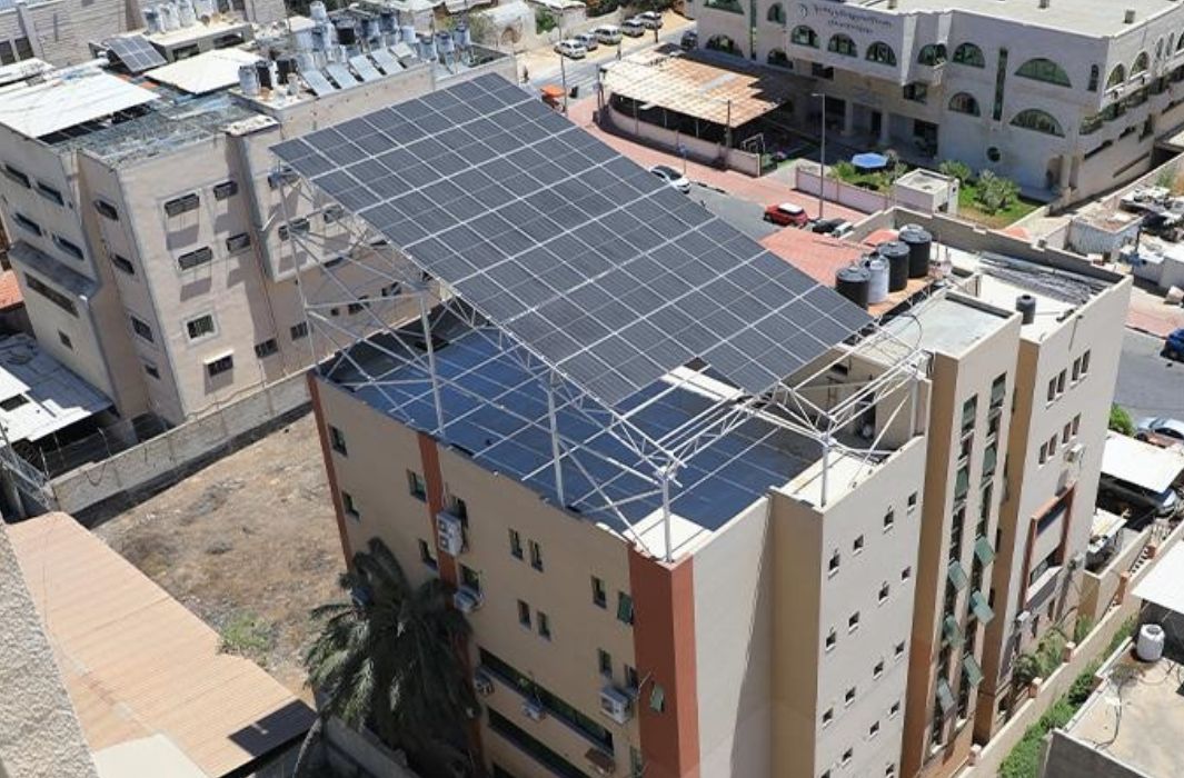 مبنى يعتمد على توليد الطاقة الشمسية (أرشيفية)